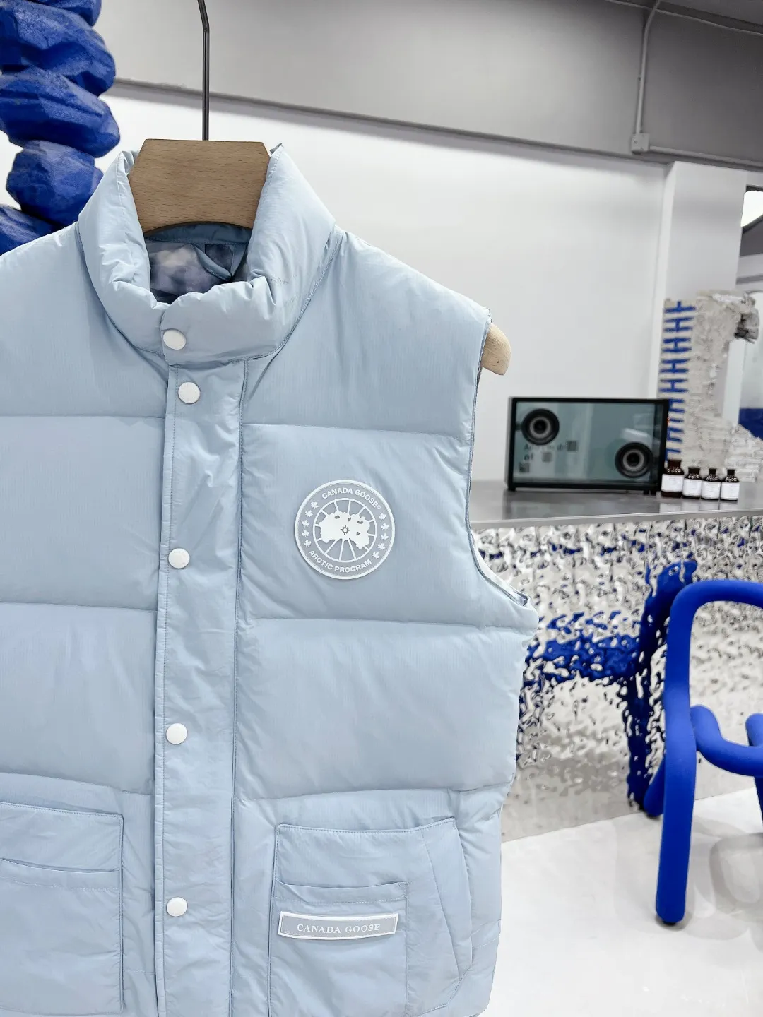P480 𝗖𝗔𝗡𝗔𝗗𝗔 𝗚𝗢𝗢𝗦𝗘/Canada Goose White Label Glacier Vest Down Jacket Freestyle Vest THEICON This excellent down-filled vest can be freely layered with a variety of clothes, making it a favorite during the changing seasons. It's classic, versatile and provides excellent warmth. The Northern Lights capsule collection is reimagined in rich tones inspired by the stunning colors of Canada's north. The Glacial Haze capsule collection is revamped with a striking and layered color palette that evokes the feeling of being caught in the mist surrounding icebergs and glaciers. The top original replica version refers to the highest version in China (there is no one) (it is a piece of craftsmanship to make a piece of clothing that is ZP when placed in the counter) 1⃣ Made of original custom-made double plain 9500-100% nylon nylon fabric, windproof, waterproof and stain-resistant 2⃣ Filled with national standard Guangzhou Inspection white duck down, the amount of down is more than twice that of ordinary goods.  3⃣The zipper is customized from Yoshida YKK factory, with clear engraving and perfect and smooth texture. 4⃣Collar label, armband, back label, hangtag, complete anti-counterfeiting mark. Color: black, white, mood blue, melted water blue, graphite gray, purple. Size: XS S M L XL XXL